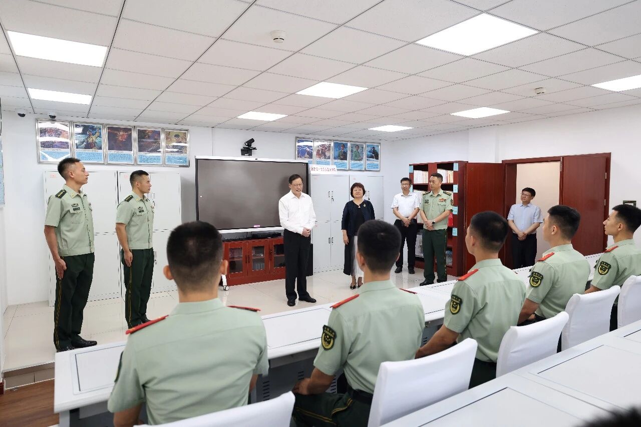 应勇看望慰问武警部队驻最高检官兵